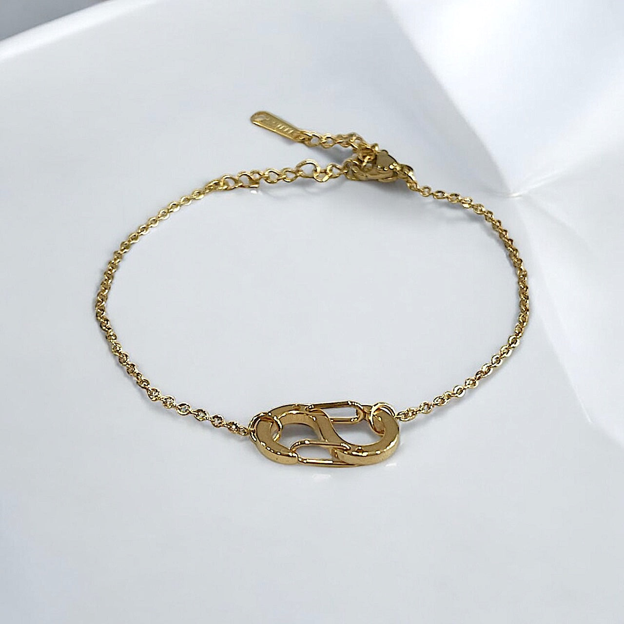 Scarlett/ Bracelet  Acier I.P Gold Motif "S"